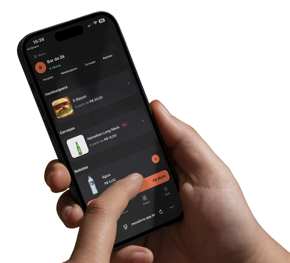 Cliente segurando o celular, com o cardápio do Bar do Zé aberto mostrando X-Bacon, Heineken e Água